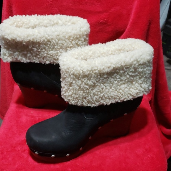 UGG SHORT BOOTS SIZE 8 - Picture 1 of 8